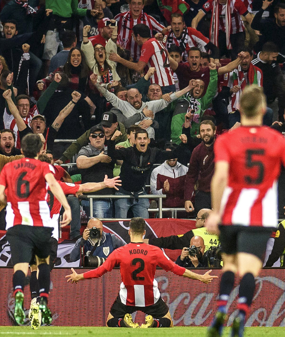 队报：登贝莱抱怨腿筋疼痛，不确定能否首发出战拜仁（队报：登贝莱腿筋不适，出战拜仁首发成疑）