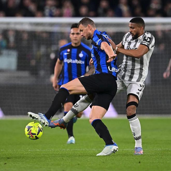 米纳拉：17岁被造谣成42岁，诽谤与谣言摧毁了我的职业生涯（米纳拉：年仅17岁却被谣传为42岁，流言与诽谤毁掉了我的职业生涯）